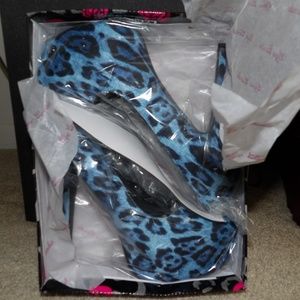 Eye Candie Runway Platform Pump in Blue Leopard 9